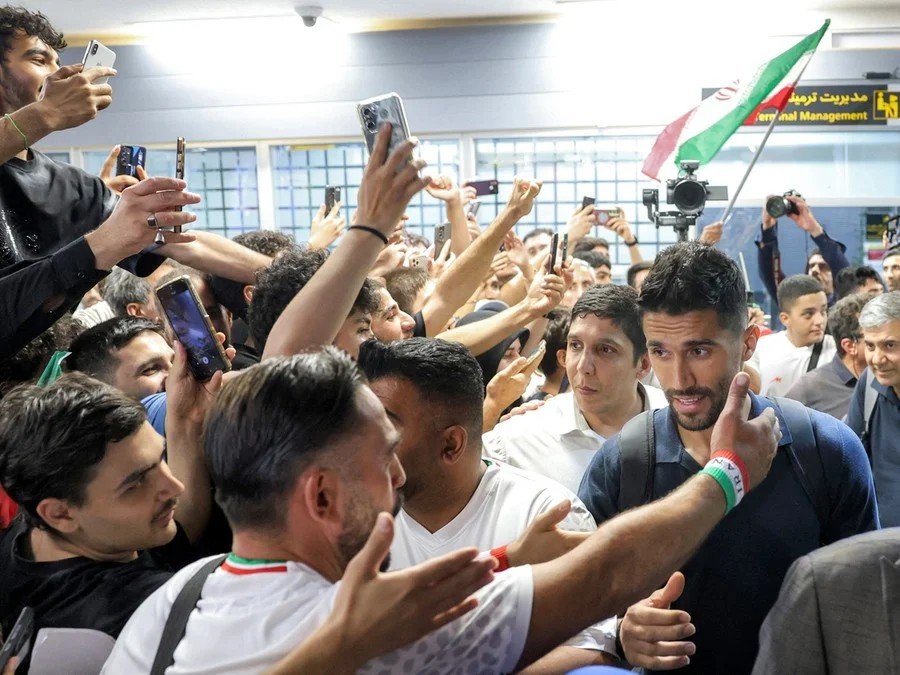 Seleção iraniana é recebida com festa no retorno a Teerã
