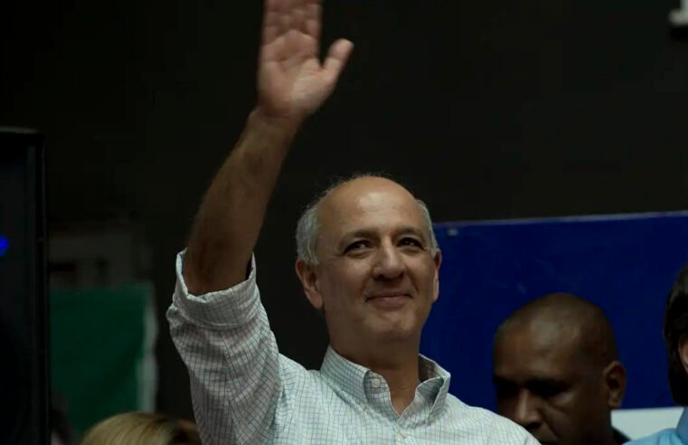 TRE-DF manda retirar outdoors de Arruda e Ronaldo Fonseca por propaganda eleitoral irregular