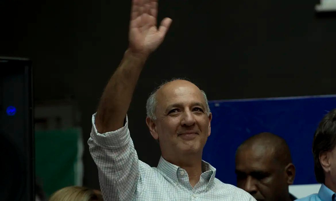 TRE-DF manda retirar outdoors de Arruda e Ronaldo Fonseca por propaganda eleitoral irregular