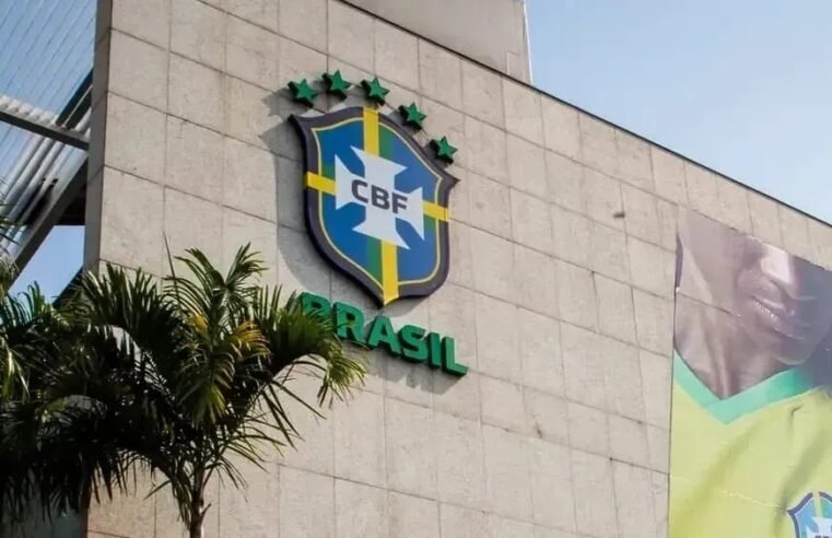 Torcedores protestam em frente à CBF após eliminação do Brasil na Copa