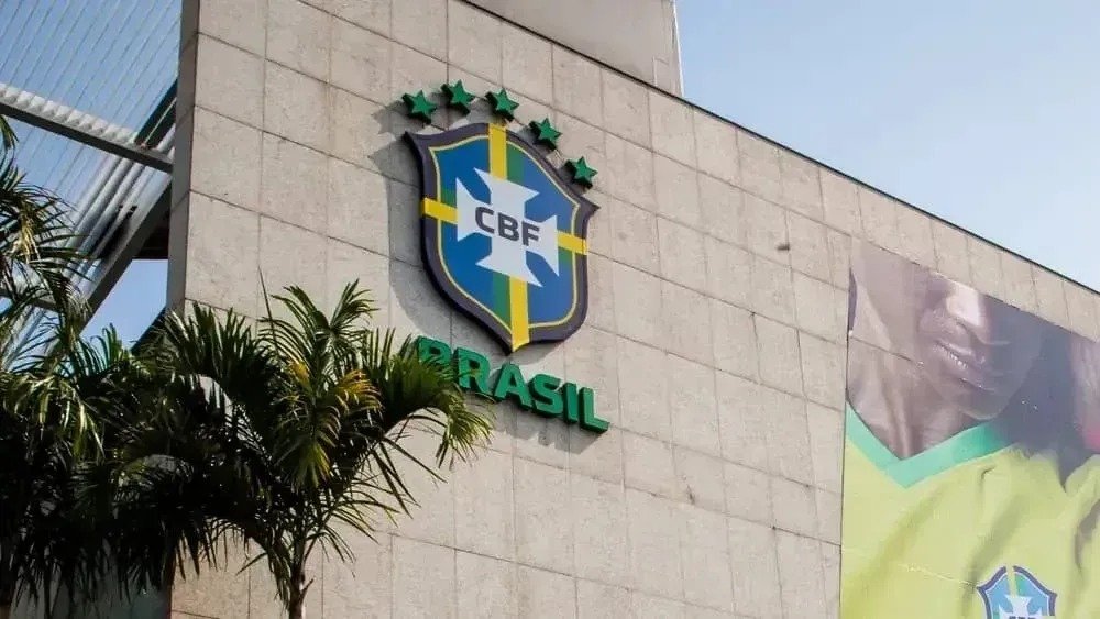 Torcedores protestam em frente à CBF após eliminação do Brasil na Copa