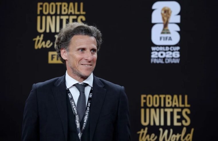 Uruguai negocia com Diego Forlán para ser técnico interino após saída de Bielsa