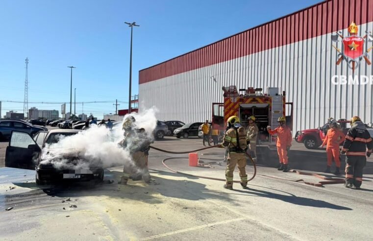 Veículo pega fogo na QS 3 entre Taguatinga e Águas Claras