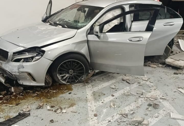 Vídeo: motorista embriagado foge de blitz, bate carro em concessionária e acaba preso por tráfico