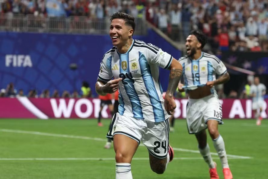 Viemos ‘para vencer a Copa novamente’, diz Enzo Fernández após virada da Argentina sobre o Egito
