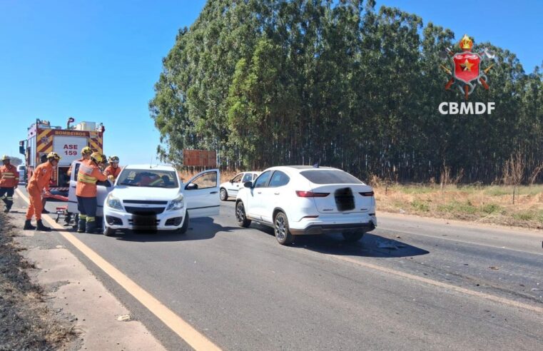 Acidente entre três carros deixa uma pessoa ferida na BR-020, em Planaltina