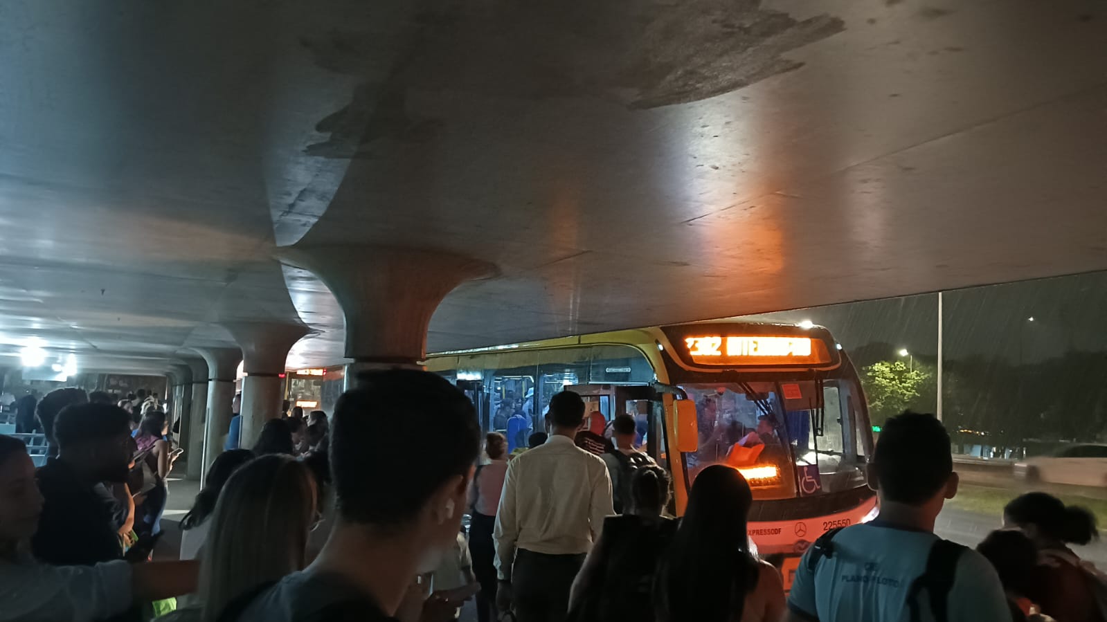 Apagão paralisa Metrô-DF no início da noite desta segunda