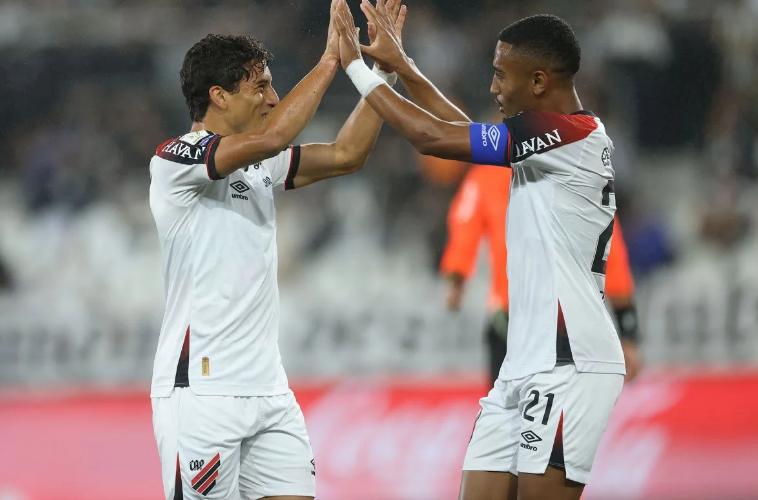Athletico-PR vence o Botafogo de virada
