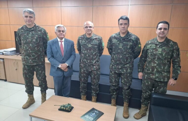 Belinati discute direito internacional e democracia no Exército