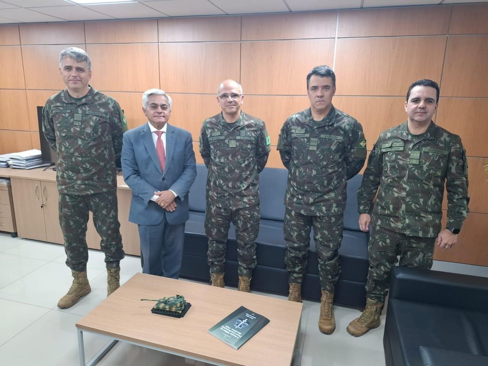 Belinati discute direito internacional e democracia no Exército