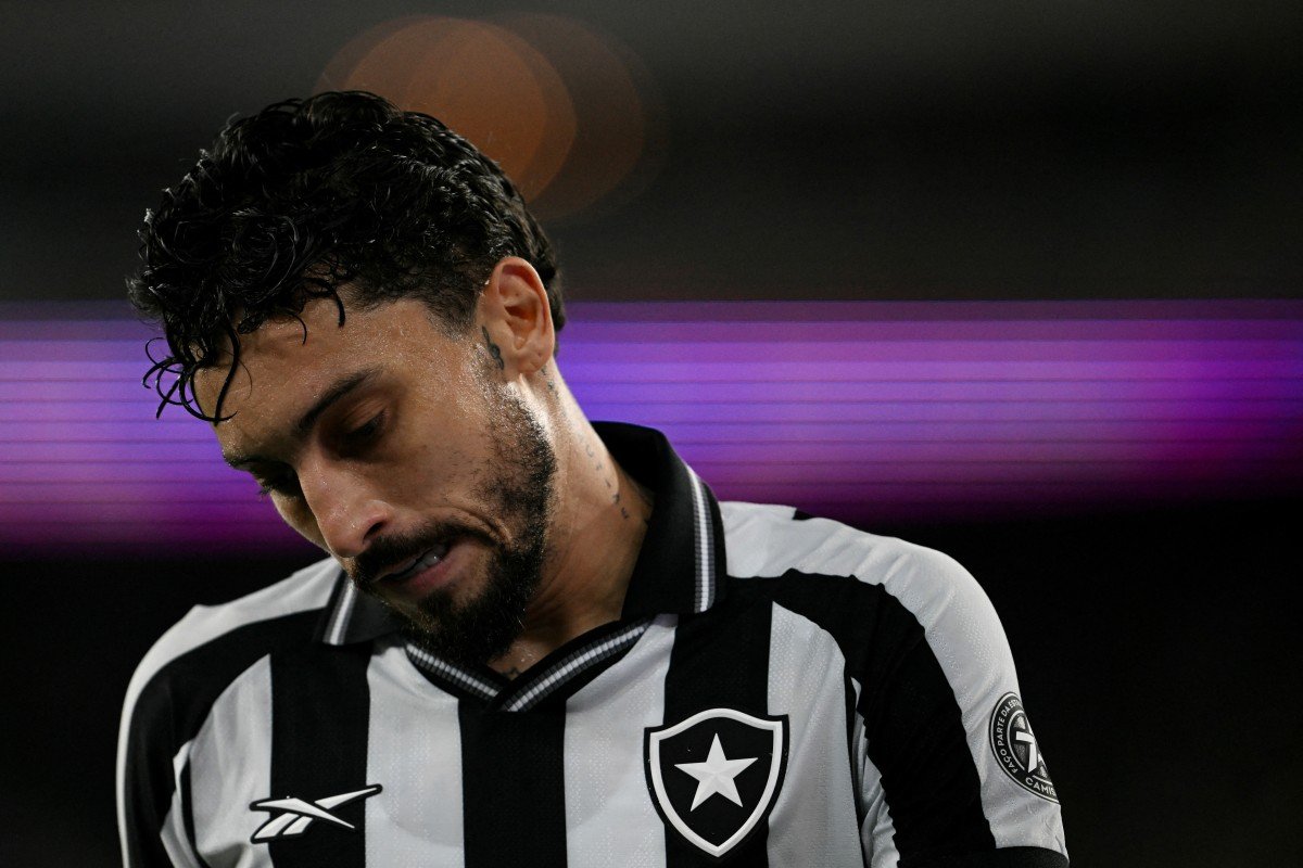 Botafogo faz golaço, mas Fluminense busca empate em clássico no Brasileirão