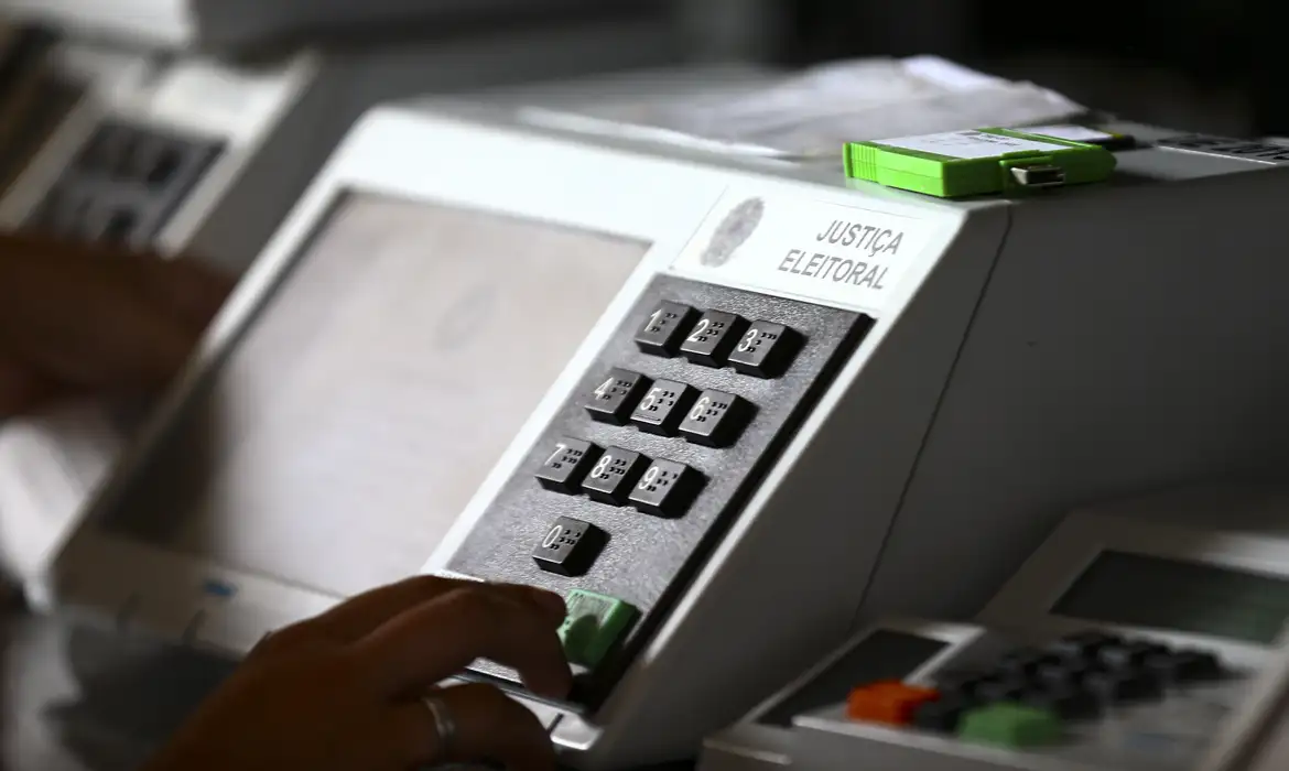 Candidatos ao GDF cumprem agenda de campanha com sabatinas e atos nesta segunda