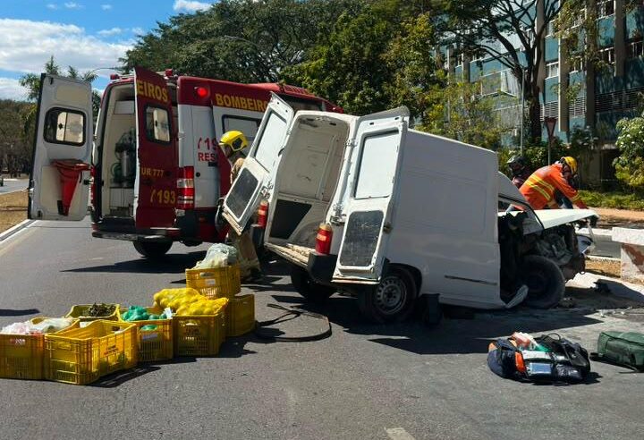 Carro bate contra mureta de passagem subterrânea na Asa Sul