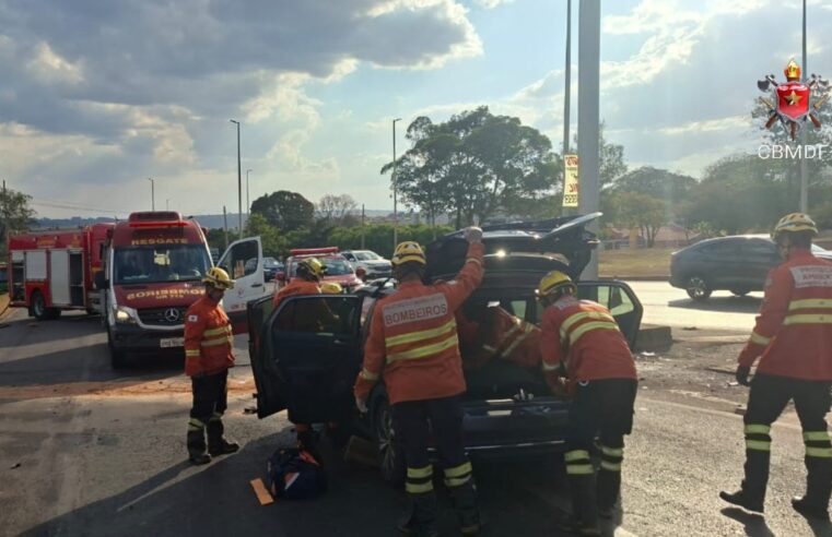Carro bate contra poste e motorista fica preso no veículo em Sobradinho