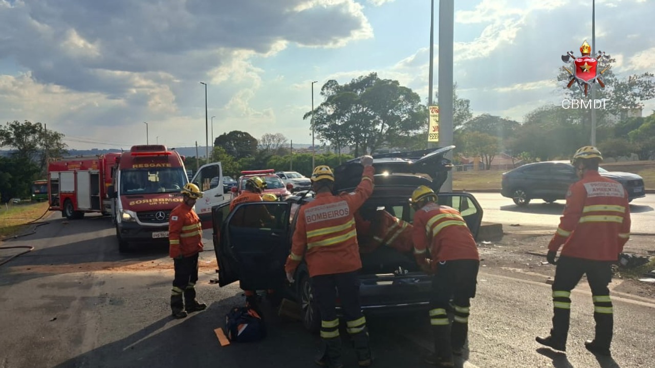 Carro bate contra poste e motorista fica preso no veículo em Sobradinho