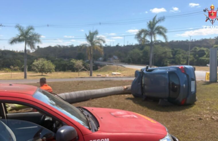 Carro bate em palmeira e tomba no Setor de Mansões Lago Norte