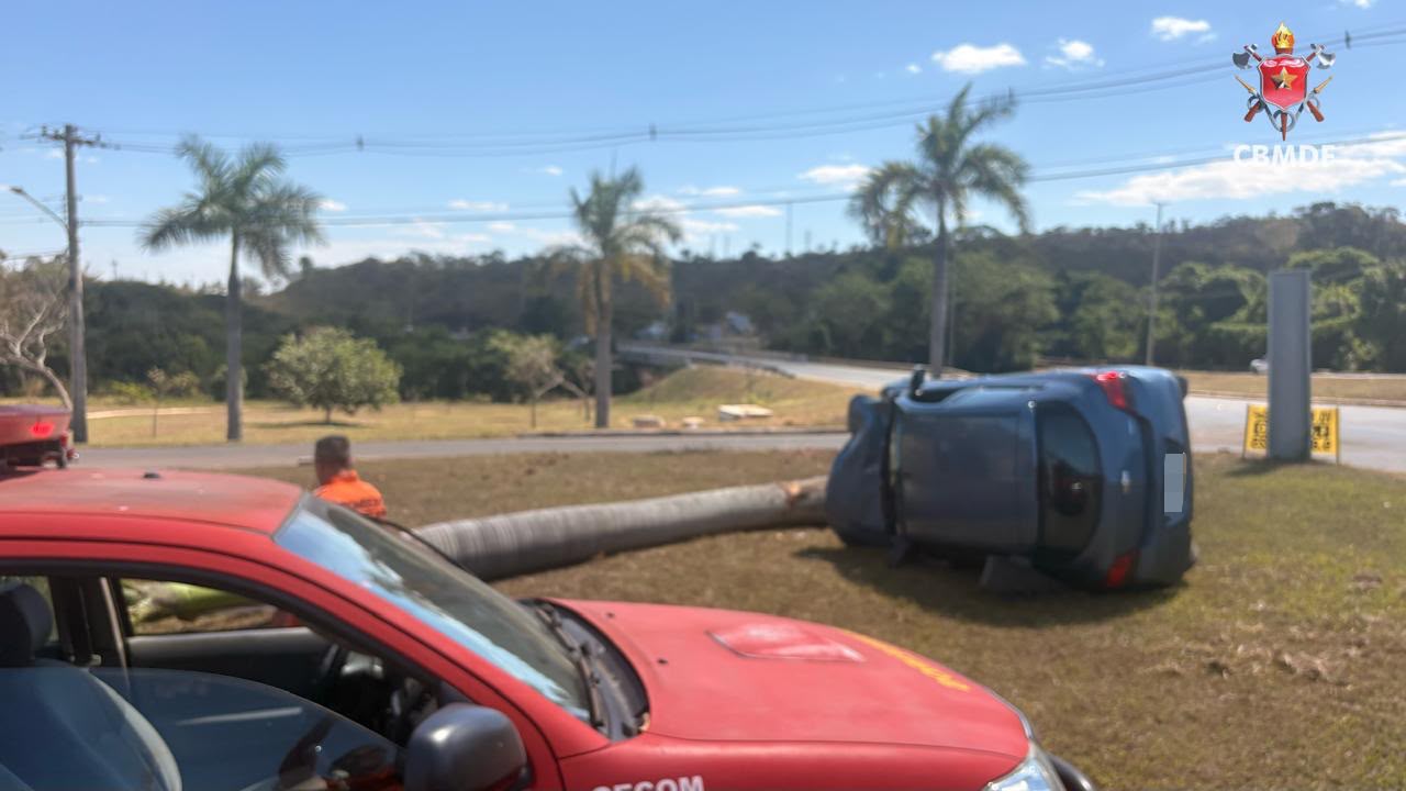 Carro bate em palmeira e tomba no Setor de Mansões Lago Norte