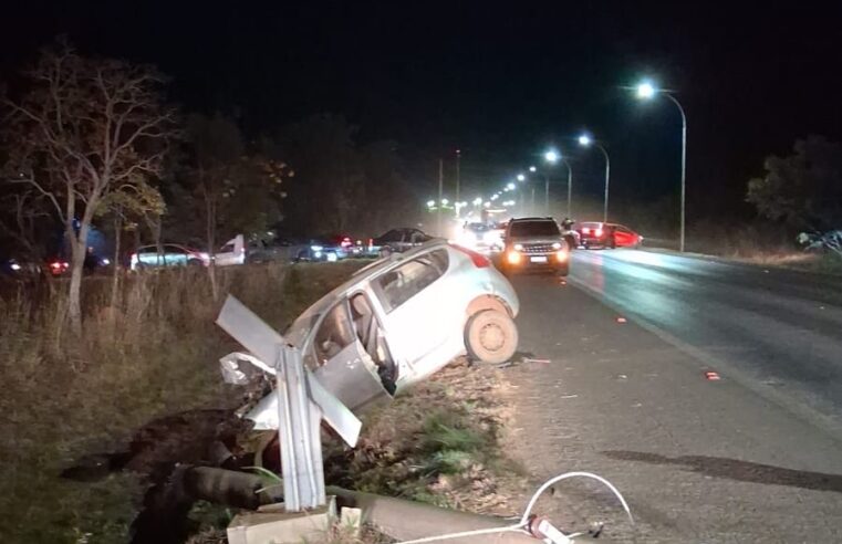 Carro bate em postes na DF-128 e deixa três feridos em Planaltina