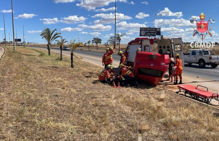 Carro capota na BR-040 e três pessoas são levadas ao hospital