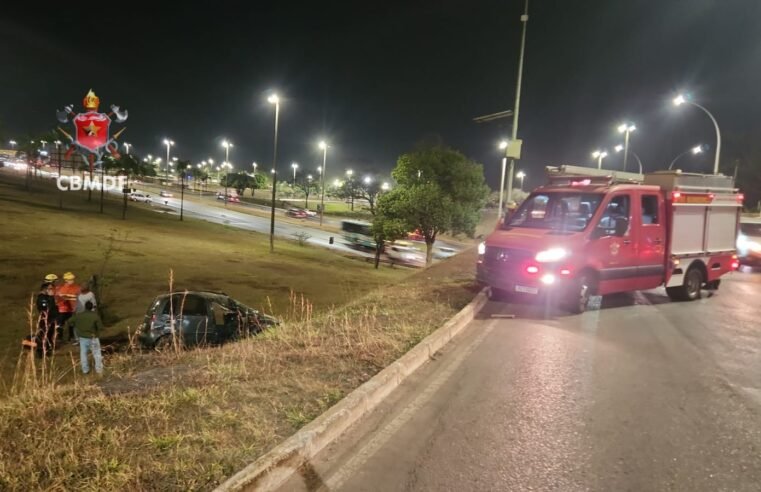 Carro capota na EPIA Sul e motorista é levado ao hospital