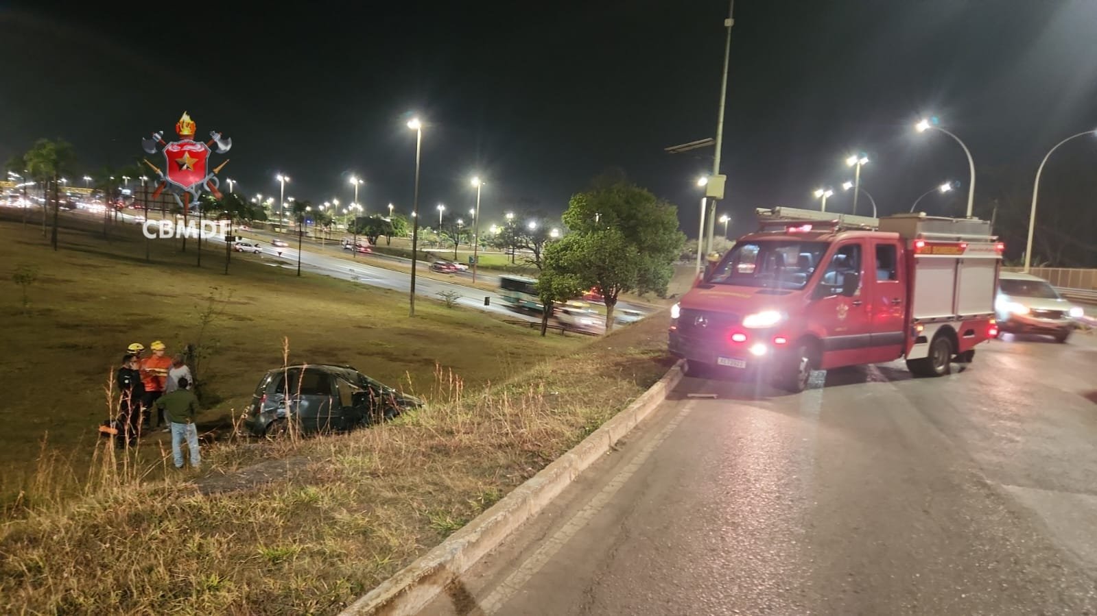 Carro capota na EPIA Sul e motorista é levado ao hospital