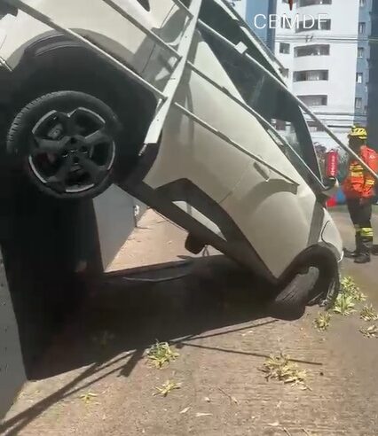 Carro colide com grade de proteção em Águas Claras e fica suspenso