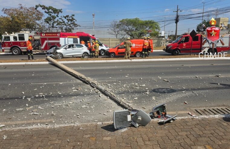 Carro colide contra poste e interdita pista no SIA