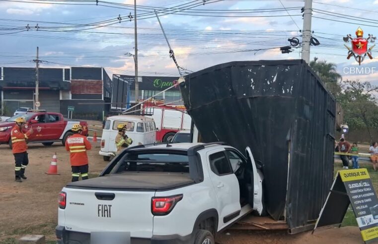 Carro invade quiosque e deixa três pessoas feridas em São Sebastião