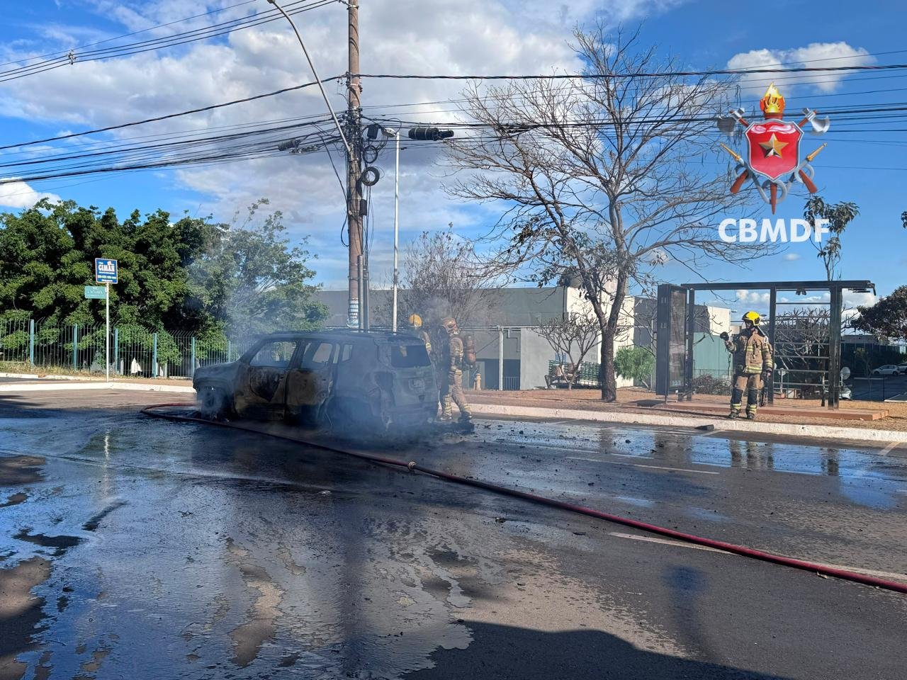 Carro pega fogo no Guará e incêndio é controlado pelo Corpo de Bombeiros
