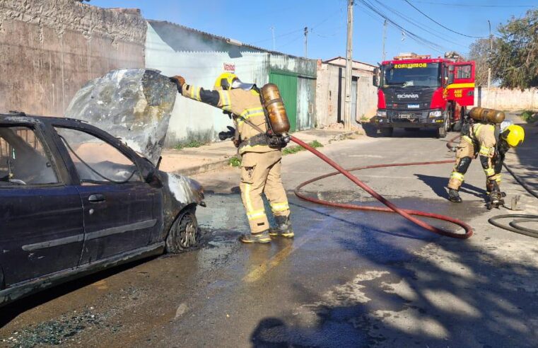 Carro pega fogo próximo a casa e bombeiros controlam incêndio em Planaltina