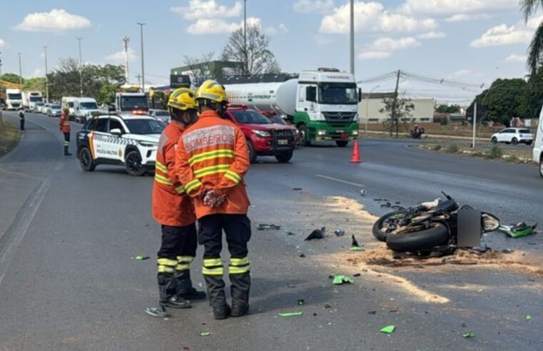 Colisão entre carro e moto deixa motociclista em estado grave na BR-020