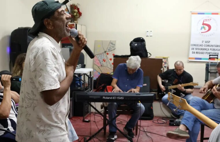 Com 25 anos, grupo musical de pacientes psiquiátricos lança novo álbum