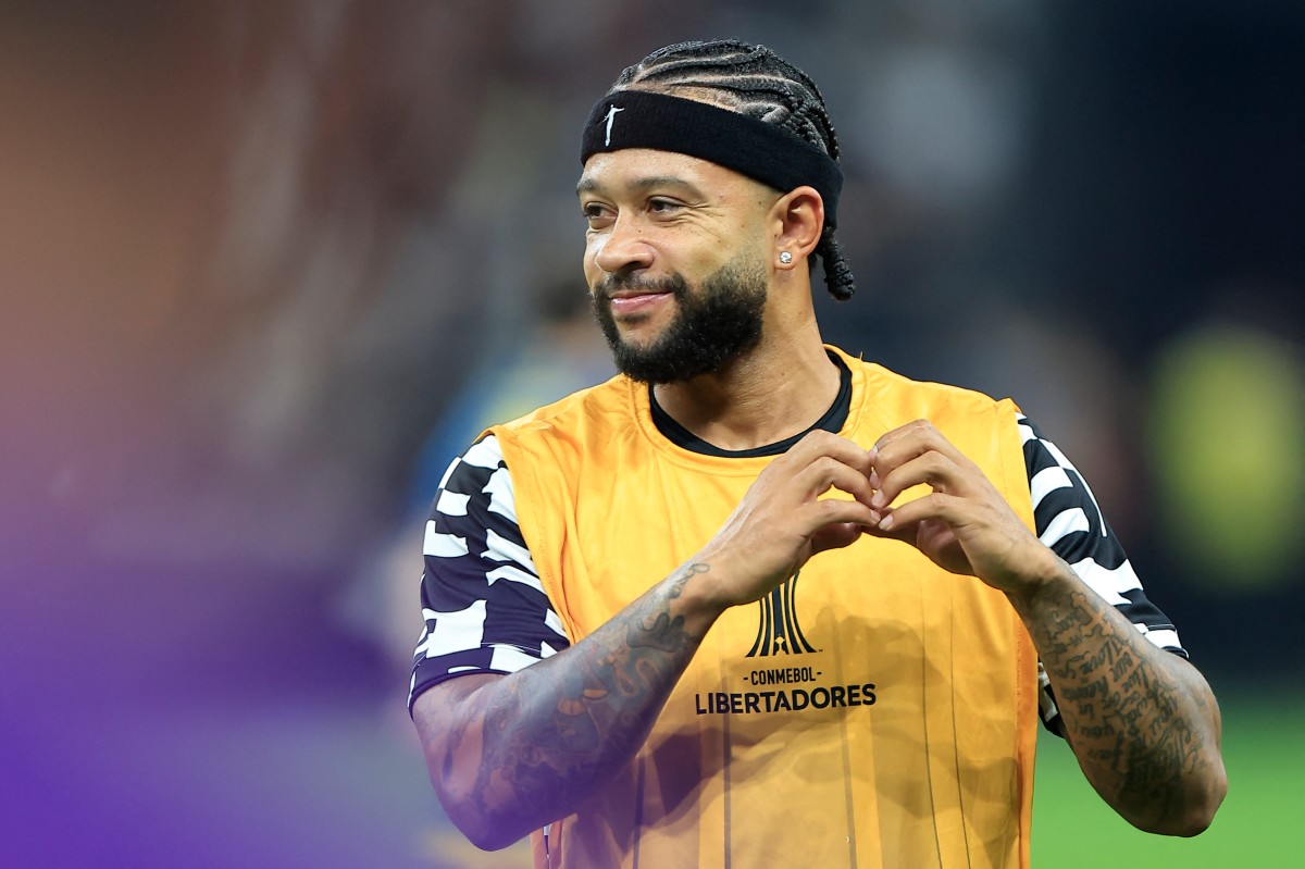 Corinthians multa Memphis Depay por imagens do Parque São Jorge em chamas