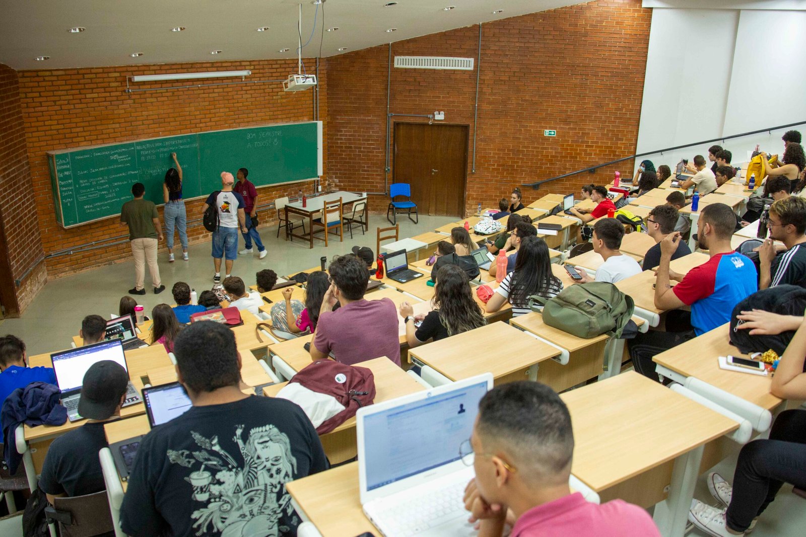 Dia do Estudante: entre o cansaço e a necessidade, jovens relatam como é conciliar o trabalho e os estudos
