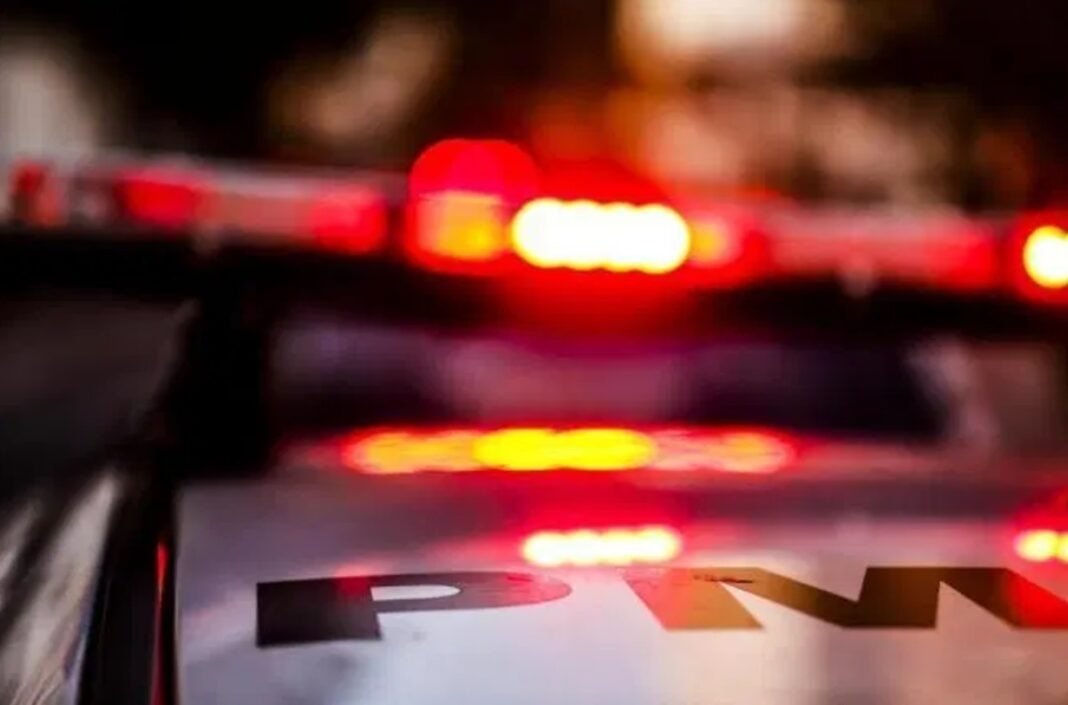Dois policiais ficam feridos após viatura capotar na EPNB