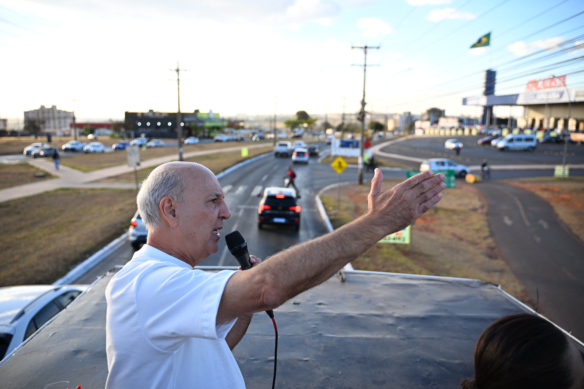 Em carreata por Samambaia, Arruda relembra Roriz e mira mobilidade urbana