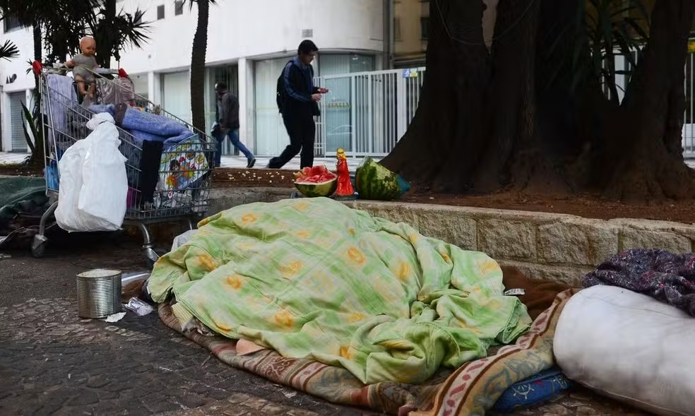 Entre a rua e o acolhimento