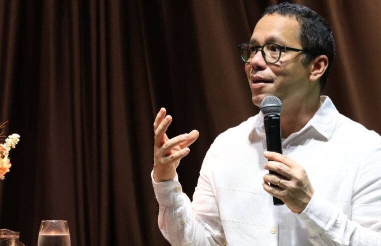 Escritor diz que literatura tem poder de humanizar e levar à reflexão