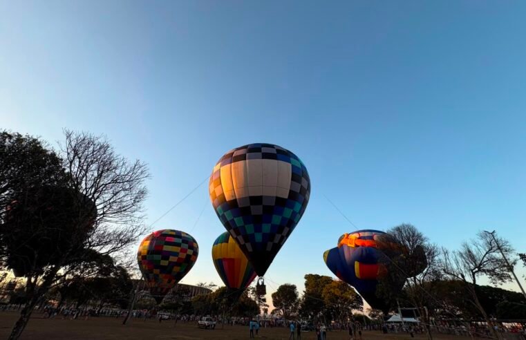 Festival de Esportes Aéreos encerra primeira edição com céu enfeitado por balões