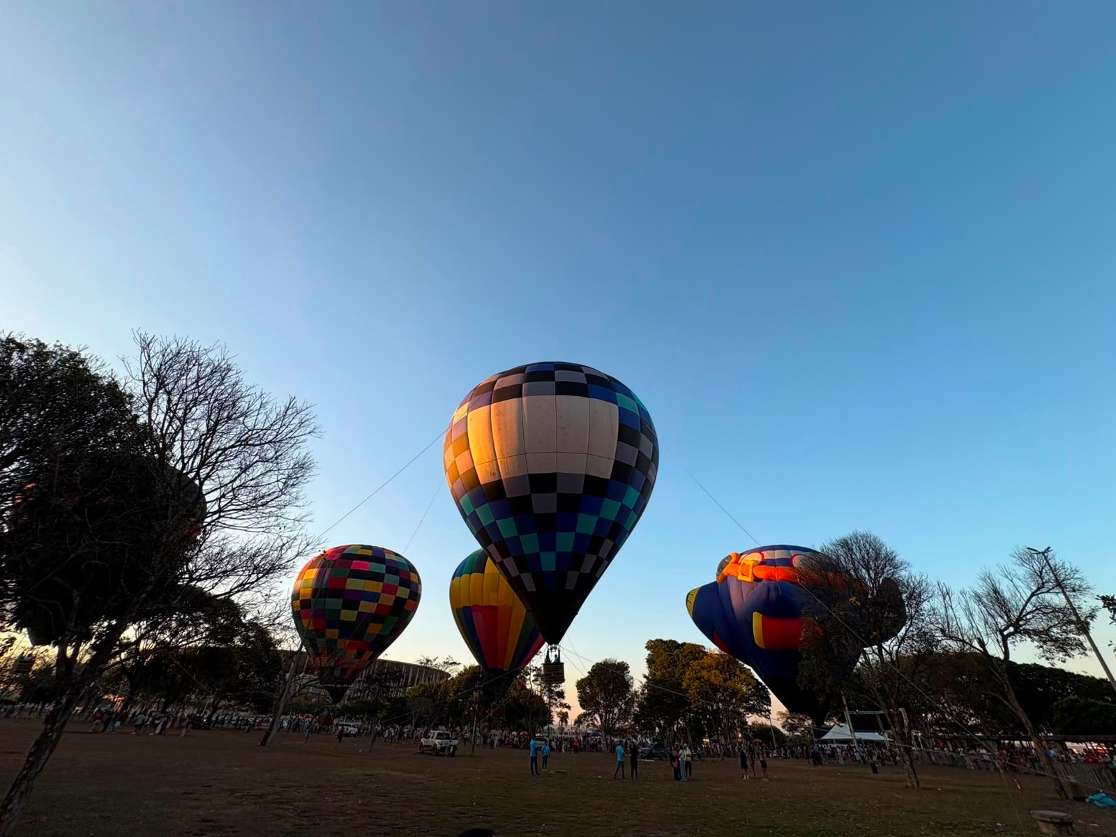 Festival de Esportes Aéreos encerra primeira edição com céu enfeitado por balões