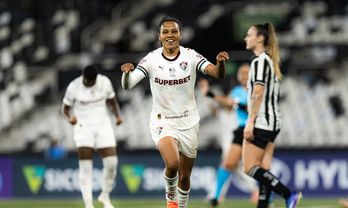 Fluminense vence Botafogo e segue na briga pelo G-8