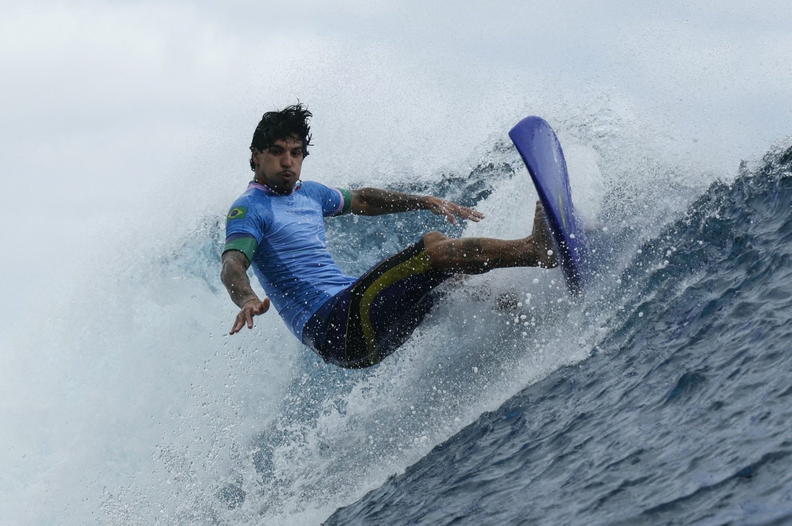 Gabriel Medina sofre ferimento na cabeça durante treino no Taiti