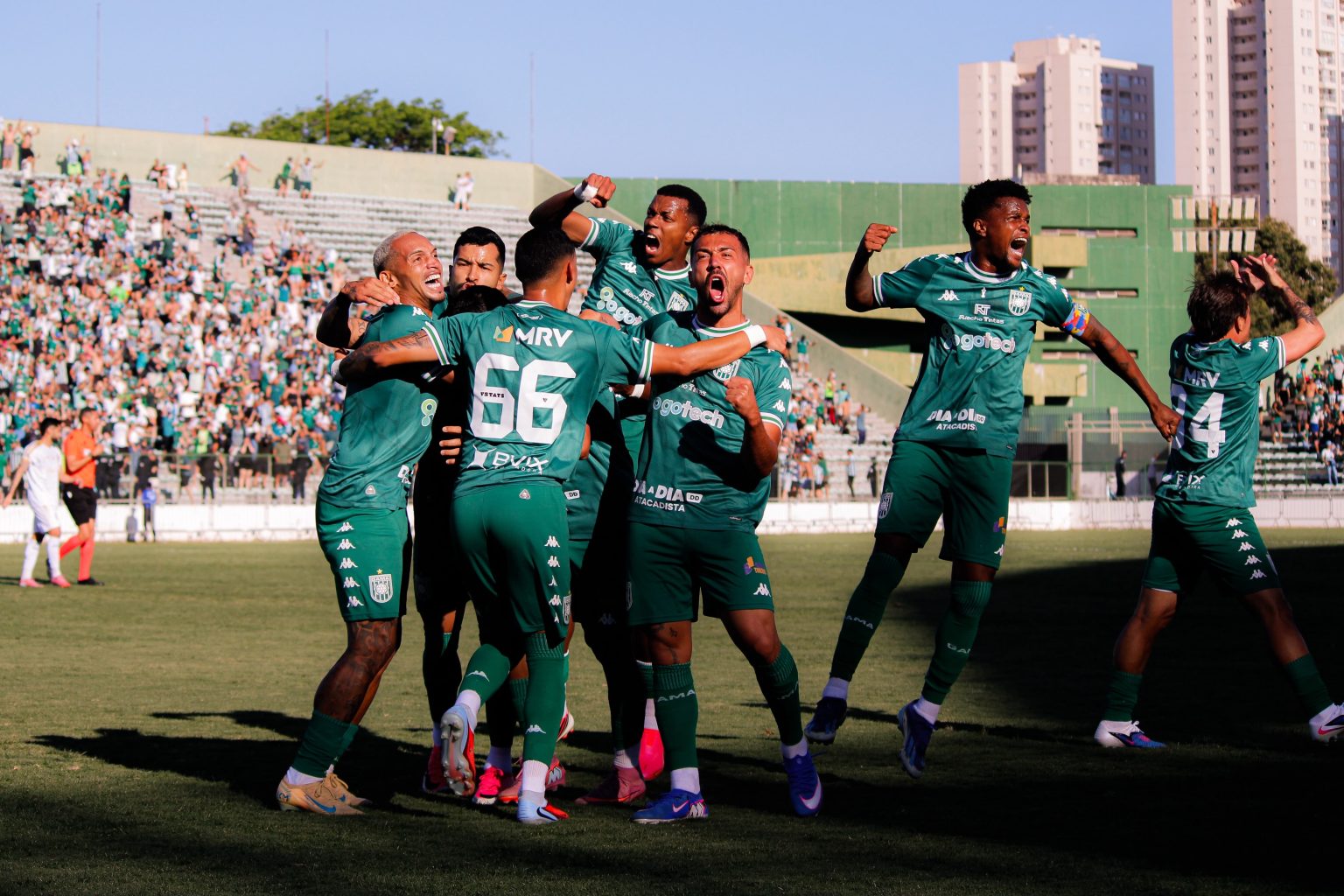 Gama goleia São José, garante acesso à Série C e encerra jejum de 16 anos