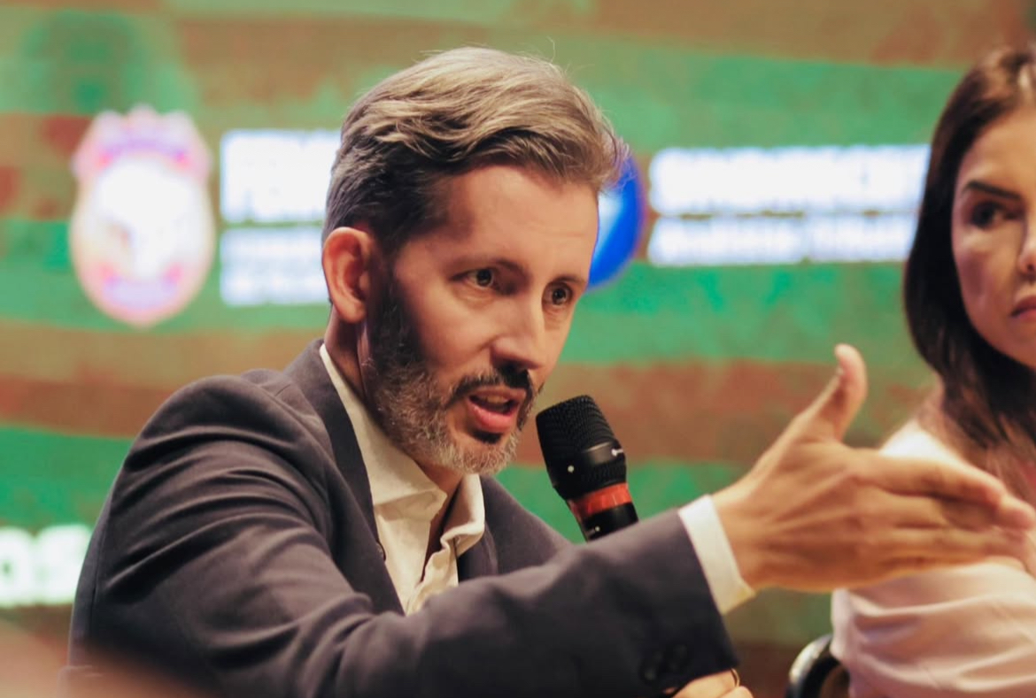 Grass propõe negociação permanente com servidores do DF