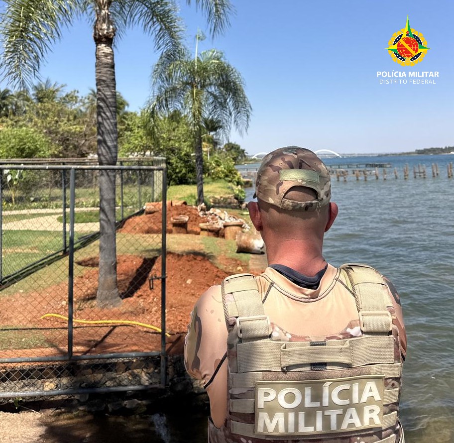 Homem é levado à delegacia após obra em Área de Preservação Permanente no Lago Sul
