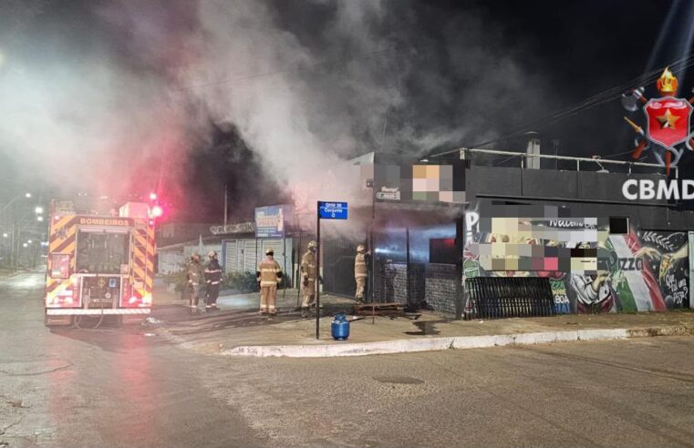 Incêndio atinge pizzaria durante a madrugada em Taguatinga