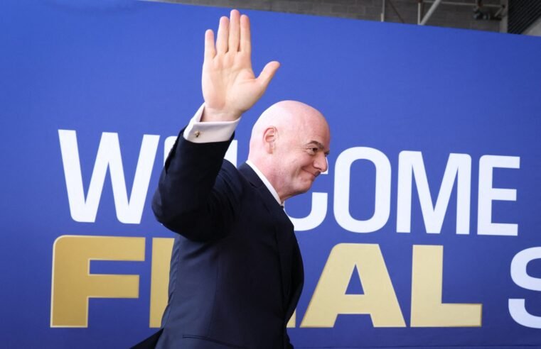 Infantino vive crise inédita e vê clima de ‘eleição antecipada’ na Fifa