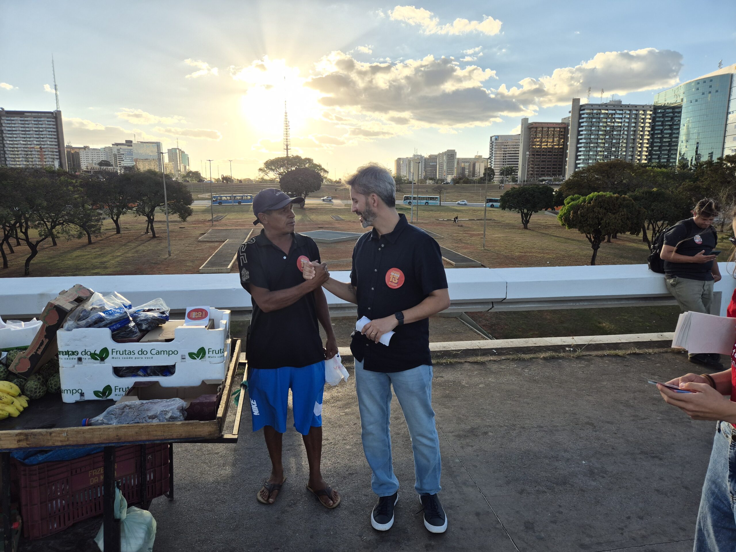Leandro Grass cumpre agenda de campanha com caminhada e ato político
