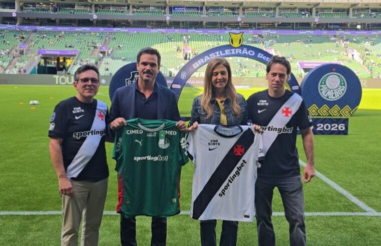 Leila tira foto com enteado e camisa do Vasco antes de jogo do Palmeiras no Nubank Parque