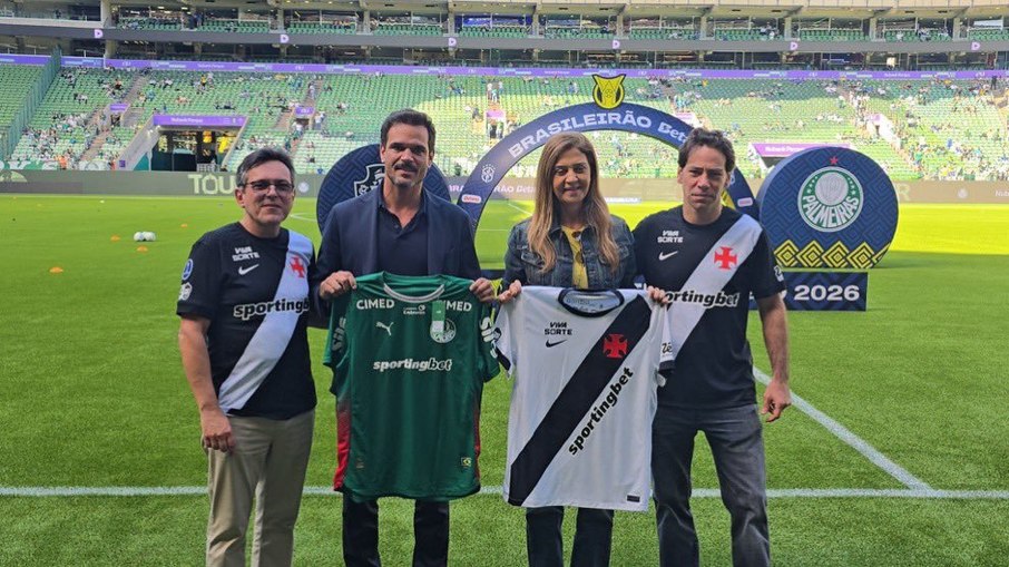 Leila tira foto com enteado e camisa do Vasco antes de jogo do Palmeiras no Nubank Parque